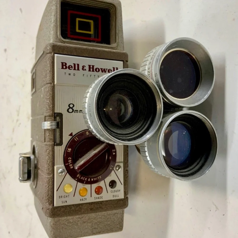 VTG Bell & Howell Two Fifty Two 8MM Movie Camera WITH contrast filters UNTESTED
